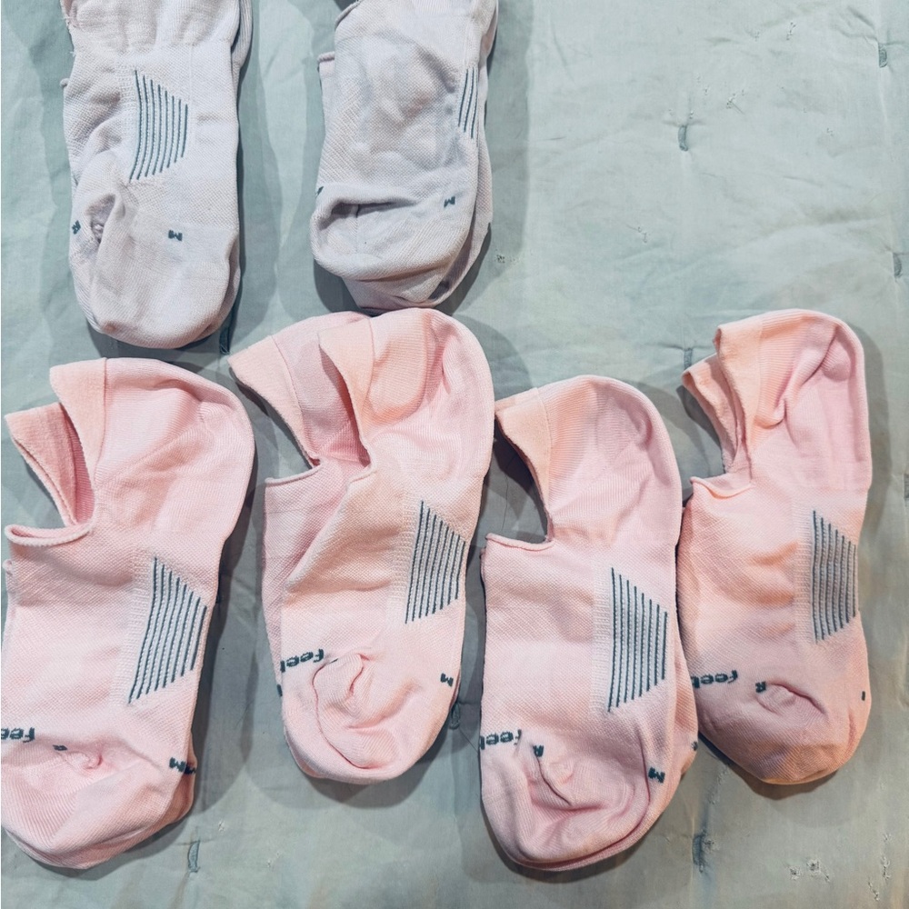 6 Pairs of Feetures Women's Elite Ultralight Invisible Socks - Size Medium
